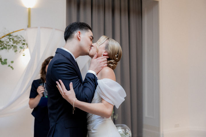 Asia i Piotr całują się podczas ceremonii ślubnej.
