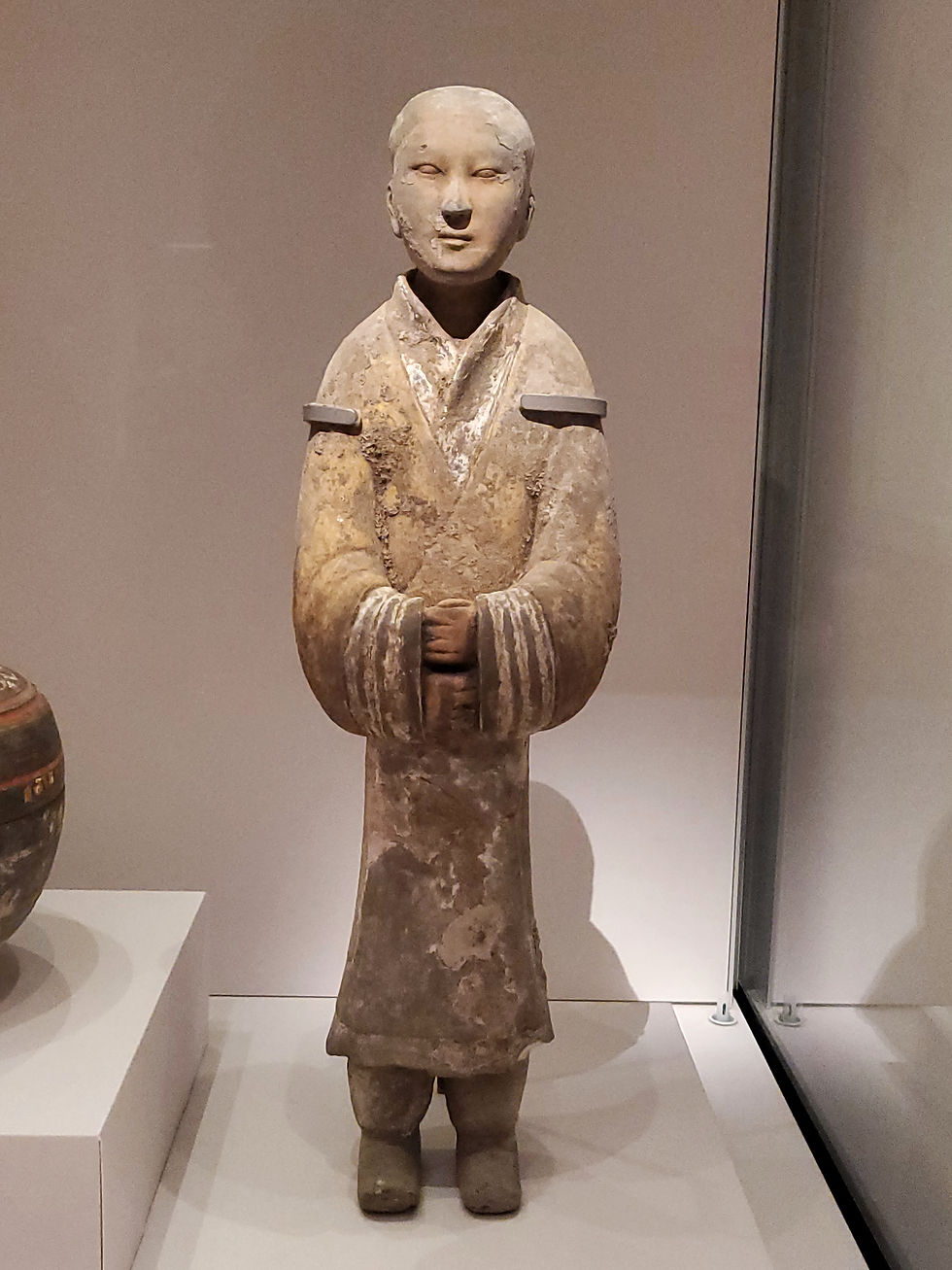 彩繪灰陶男立俑