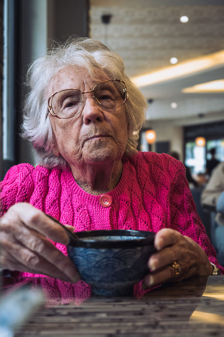 Portrait femme âgée dans restaurant regard profond et intélligent 