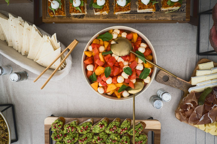 Photographie culinaire salade fraiche melon pastèque et mozza et d'autres plats prit en plongé