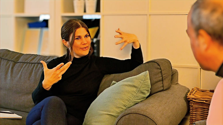 Bild Jasmin Schier-Rieser in einer Einzelsession mit KMU-Kunden zu Erfüllung & Erfolg