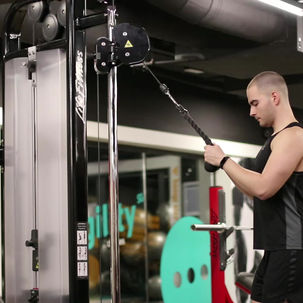 EXTENSIÓN TRÍCEPS EN POLEA ALTA