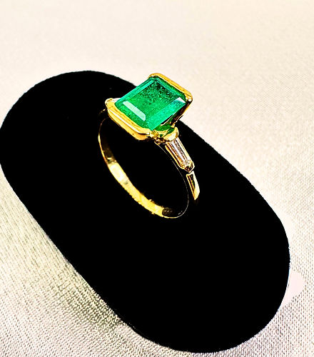 Anillo de Diamantes y Esmeralda diseño de Rectángulo