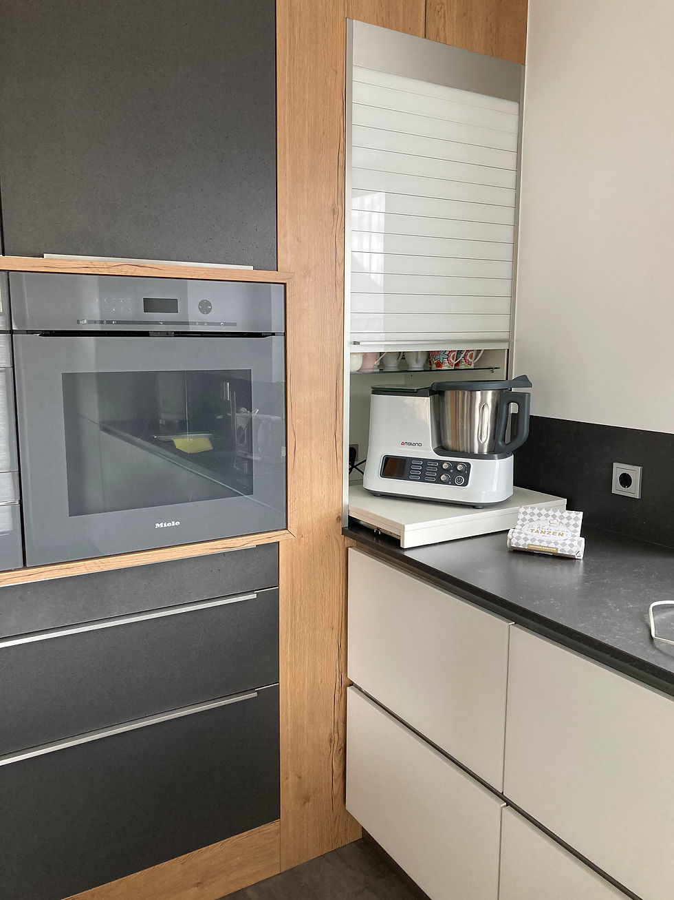 Moderne Küche mit integriertem Essplatz