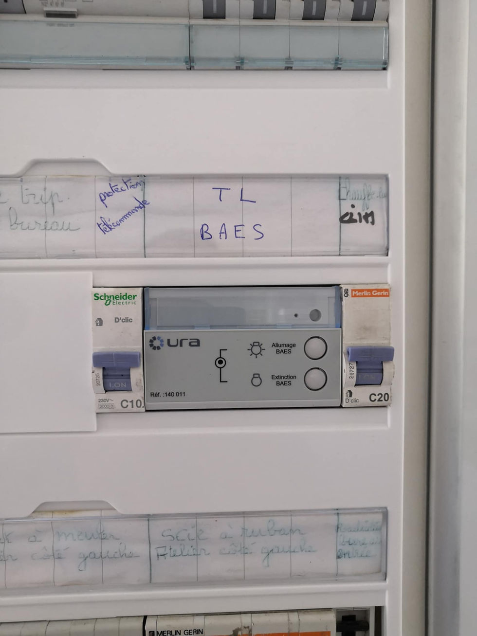 Module URA de gestion des BAES installé dans un tableau électrique – intervention JM Elec