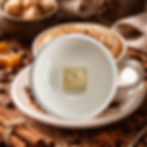 Cappuccino crémeux avec mousse onctueuse saupoudrée de cacao, grains de café et ambiance gourmande, illustrant le fondant