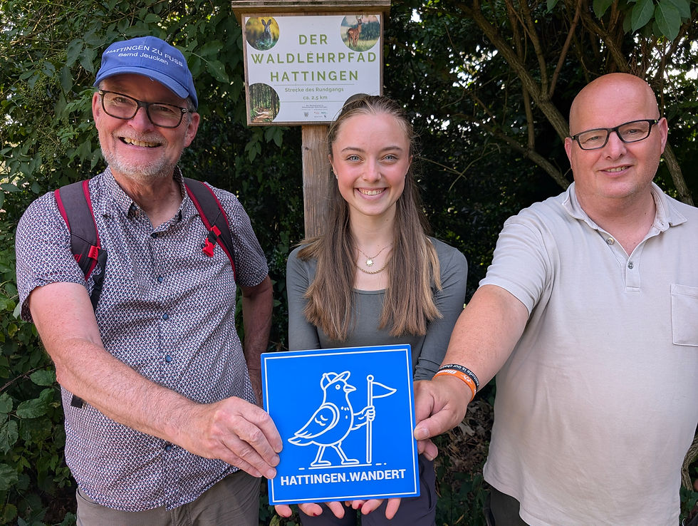Bernd Jeucken, Organisator von HATTINGEN WANDERT (links), gemeinsam mit Linda Karaus und Olaf Hoyer vom Hegering Hattingen am Waldlehrpfad in Hattingen.