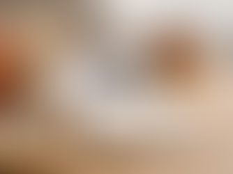 Photo d’un bureau lumineux avec carnet ouvert, stylo, calculatrice, documents d’analyse de marché et maquette de maison, illustrant une estimation immobilière gratuite et une expertise prix à Ballan-Miré, Joué-lès-Tours et Veigné.