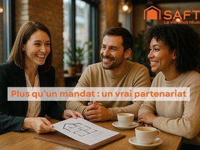 Agent immobilier échangeant avec un couple de vendeurs autour d’un café dans un cadre chaleureux, illustration d’un accompagnement humain et stratégique à Ballan-Miré, Sorigny et alentours.