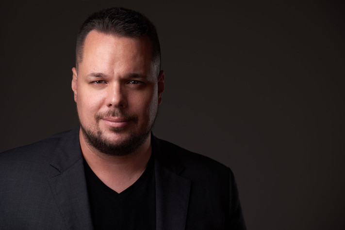 férfi portréfotózás weboldalra és önéletrajzba professzionális fotóstúdióban