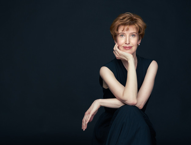 fekete hátteres üzleti női portré fotó TB Studio by Tóth Balázs fényképezte