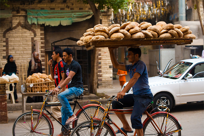 Brottransport auf Fahrrädern in Kairo