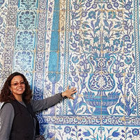 Mai zeigt auf blaue Fliesenkunst Ägyptens