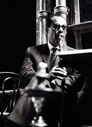 Naguib Mahfouz raucht eine Shisha im Fishway