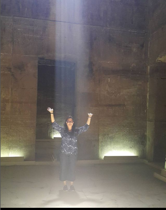 Mai im Denders Tempel, Arme hoch unter Sonnenstrahlen