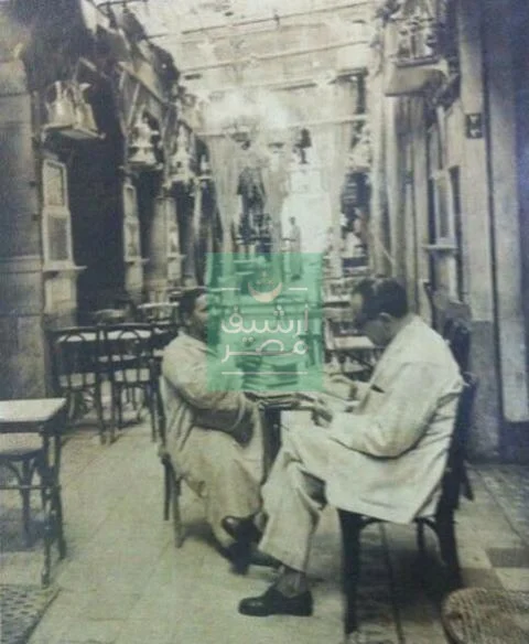 Naguib Mahfouz sitzt im Fishawy
