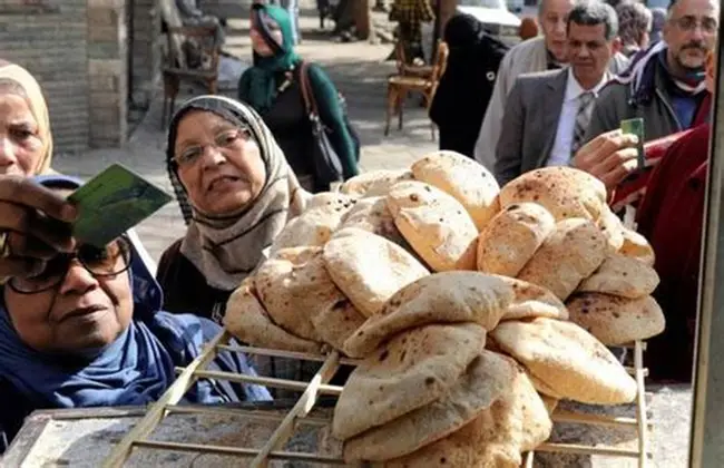 Menschen kaufen Fladenbrot auf ägyptischem Markt