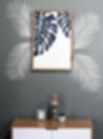 Grote tropische palm blad muur sjabloon, meerdere palm bladeren op de muur geverfd met sjabloon achter palmblad schilderij