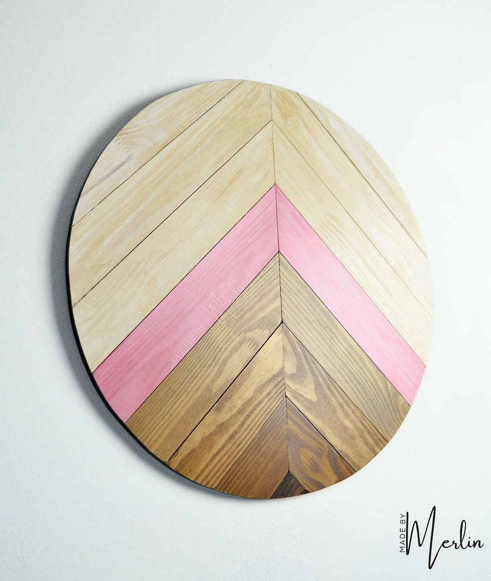 Houten wanddecoratie rond model Rosa, een geometrische muurcirkel met chevron- en bergpatroon in hout en bohemian roze