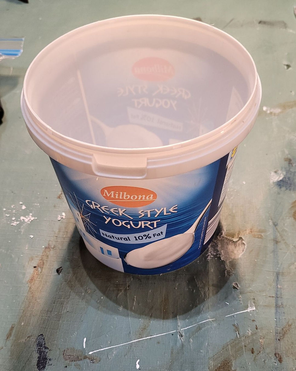 oud leeg Yoghurt bakje op een creatief bureau