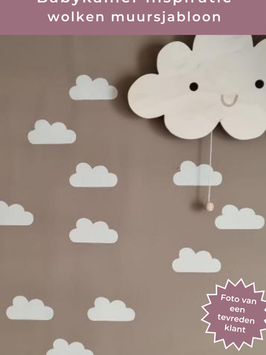 Muren van de babykamer geverfd met wolken sjabloon