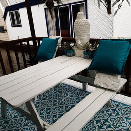 Tegelsjabloon Bailey van Mamboo nr 5 geverfd op een vlonder van een woonboot in Amsterdam