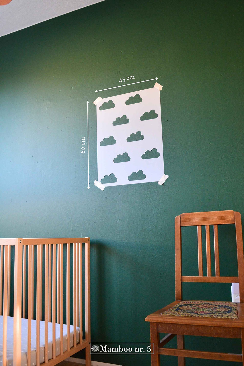 Wolkjes muursjabloon met tape op kinderkamer muur babykamer met afmetingen, zo groot is de muursjabloon duiding formaat groot