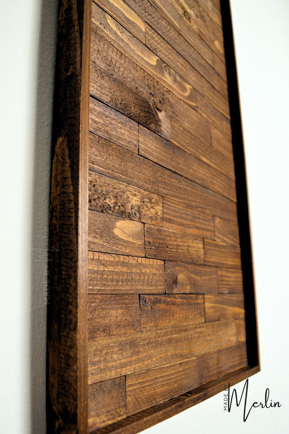 Thumbnail: Rustieke wanddecoratie van donkerbruin hout met zichtbare houtdetails en natuurlijke details