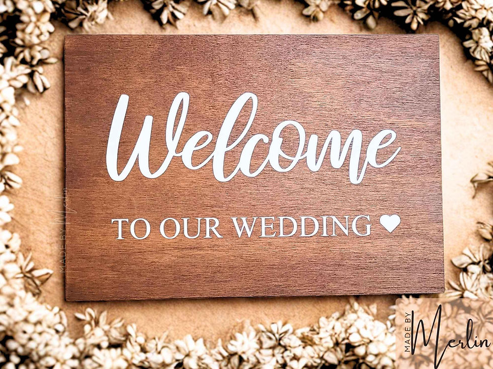 Houten bruiloft welkomstbord ‘Welcome to our wedding’ liggend met rustieke decoratieve voor bruiloft
