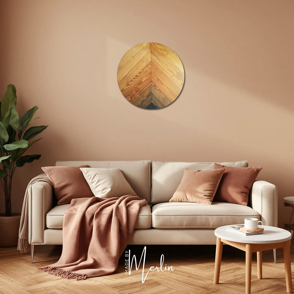Ronde houten wanddecoratie Sienna hangend aan warme woonkamermuur boven bank met natuurlijke interieurstyling