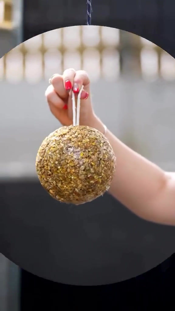 Miniature : Friandise pour chevaux Stall Ball Granola goût pain d'épices - Likit