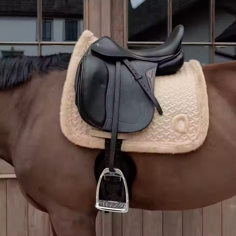 Tapis de Selle Dressage Plaited Fake Fur Beige - Kentucky Horsewear