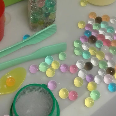 KULECZKOWE CZARY-MARY, CZYLI ZABAWA HYDROŻELEM 