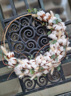 Pour une déco naturelle et chic, nous sélectionnons les plus jolies fleurs et herbes naturelles séchées et conçevons bouquets, couronnes et boutonnières personnalisés.