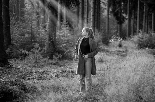 Frau im Wald, Sonnenstrahlen, Porträt
