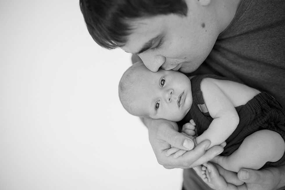 Papa küsst waches baby, bild schwarz weiß