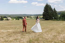 Hochzeitspaar im Feld, Braut im weißen Kleid