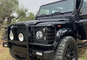 lando rover defender 110 black accesories fron bumper and lighting