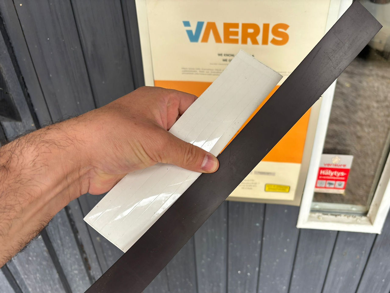 The image shows adjustment tape and magnetic strips used in airflow adjustment work.