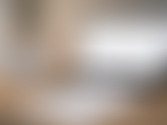 Sisäilmamittauksen mittalaite näyttää radonpitoisuuden 93 Bq/m³, tietokoneen näytöllä viikon mittausdata CO₂-, VOC-, kosteus- ja lämpötila-arvoista sekä tulostettu mittausraportti pöydällä.