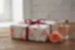 Embalagem de luxo com papel de estampa de rosas e molduras hexagonais douradas da coleção Gessele.