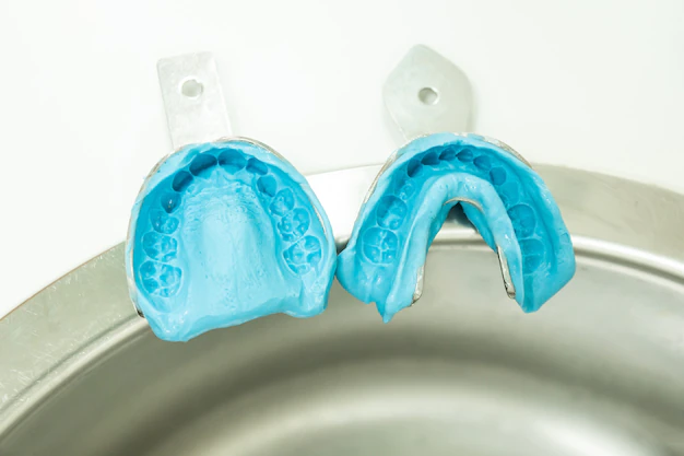 dos-moldes-alginato-azul-dos-muestras-impresiones-dentales_163068-411.webp