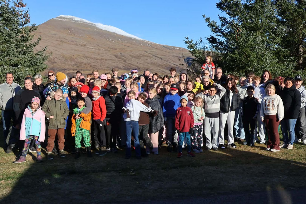 Hópnum var smalað í hópmyndatöku á milli atriða