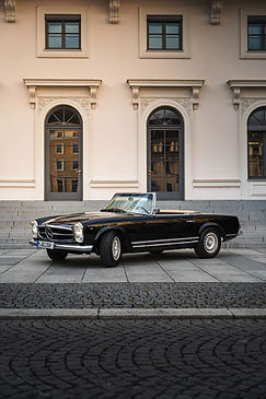 Klassischer schwarzer Mercedes-Benz Oldtimer (Pagode) vor historischer Fassade in München – professionelle Autofotografie