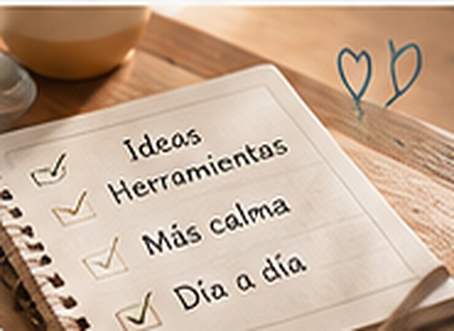 Cuaderno abierto con una lista de ideas y herramientas para el día a día
