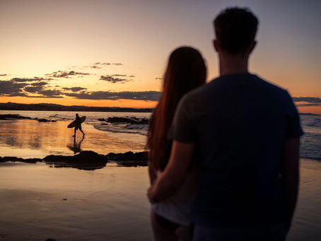  People watching a surfer at sunset on Kirra Beach — Burleigh Gold Coast Motel