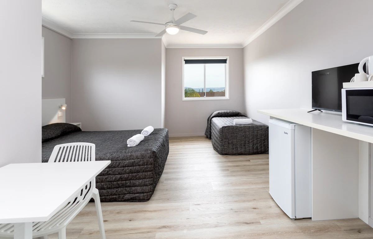 Triple room queen and single bed hinterland view — Burleigh Gold Coast Motel