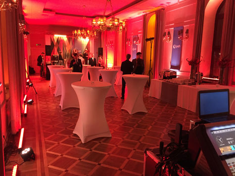 Budowa dekoracji do eventu Helsińskiej Organizacji Praw Człowieka