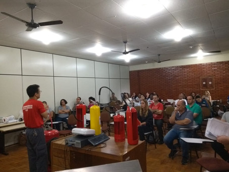 Professores e servidores do município são capacitados em primeiros socorros e brigada de incêndio.