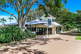 migaloos seafood in urangan hervey bay with large trees